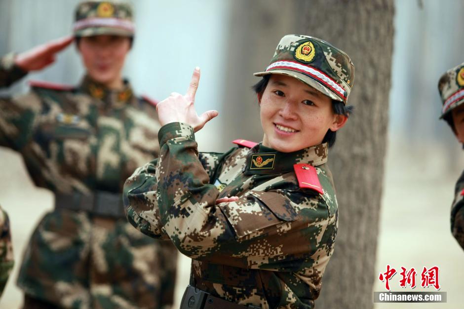 北京武警部队女兵野营拉练