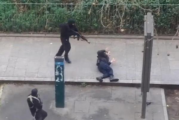 被补枪爆头的警察是穆斯林