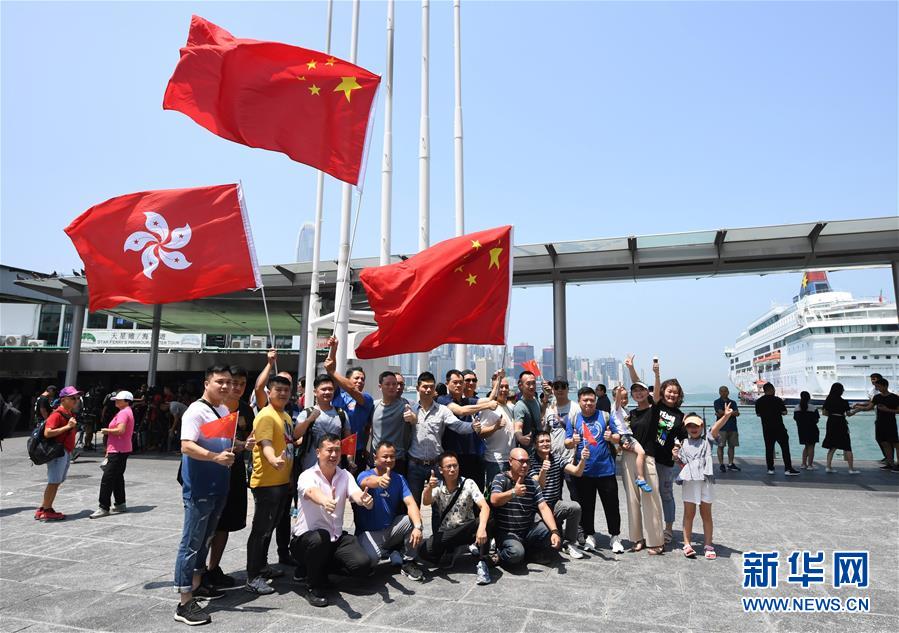 香港市民自发集会守护五星红旗