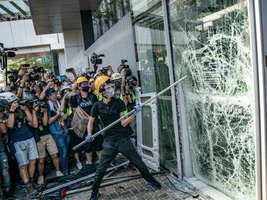 被暴力劫持的香港需早日脱困