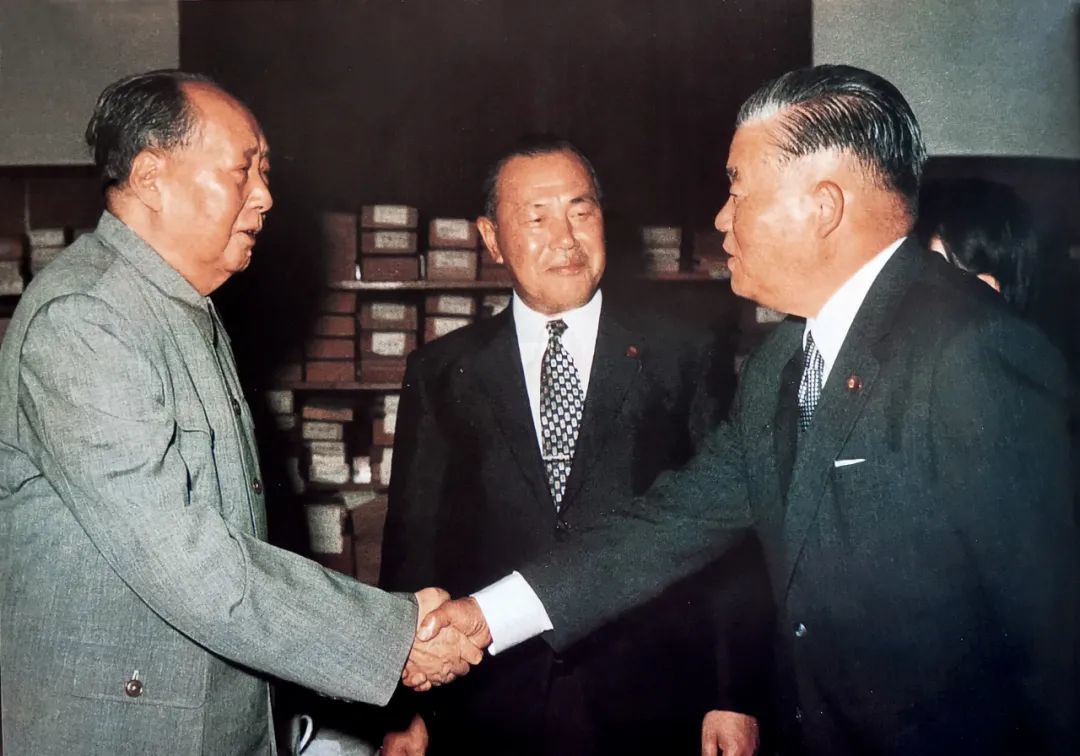 1972年9月27日，毛泽东在中南海会见日本内阁总理大臣田中角荣 （中）、外务大臣大平正芳（右）。9月29日，中日两国政府发表联合声明，宣布中日邦交正常化，正式建立外交关系。图/新华