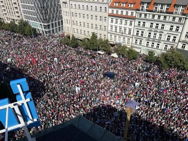 欧洲扛不住了，这个国家率先爆发7万人大游行